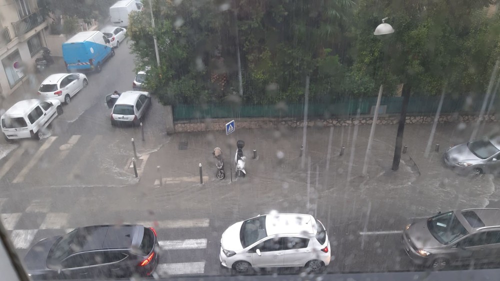 19/10/2019: gros déluge à Nice, centre ville vers quartier Libération. Et c’est pas fini, sans doute quelques inondations à attendre localement en ville. -infoclimat.fr