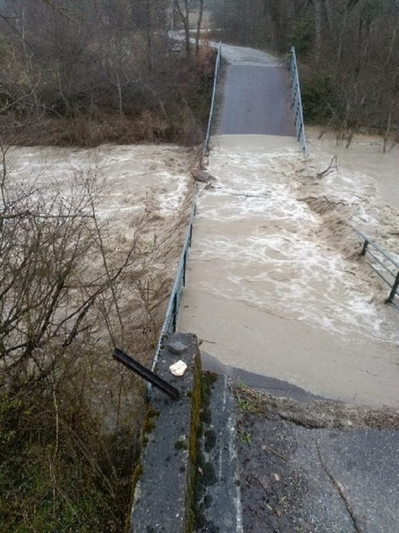 le-pont-effondre-dans-la-riviere-chauranne-(affluent-du-buech)-photo-le-dl-antoine-barles-1576851515.thumb.jpg.0a9ee5fcfa36f98b3969afa37d778a77.jpg