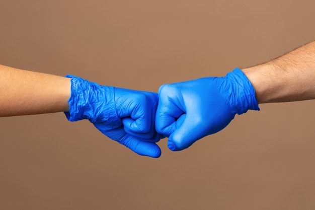 poignee-main-dans-gants-bleus-concept-aide-hygiene-personnelle-pendant-pandemie_93675-104767.jpg.b267b6d243aaa8ecc490ef3424a1b383.jpg