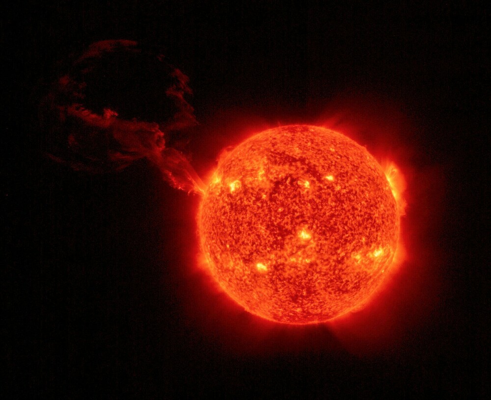 Solar_Orbiter_captures_giant_solar_eruption_pillars.thumb.jpg.e80bfbcad3d38da965aaaf1fca5959e5.jpg