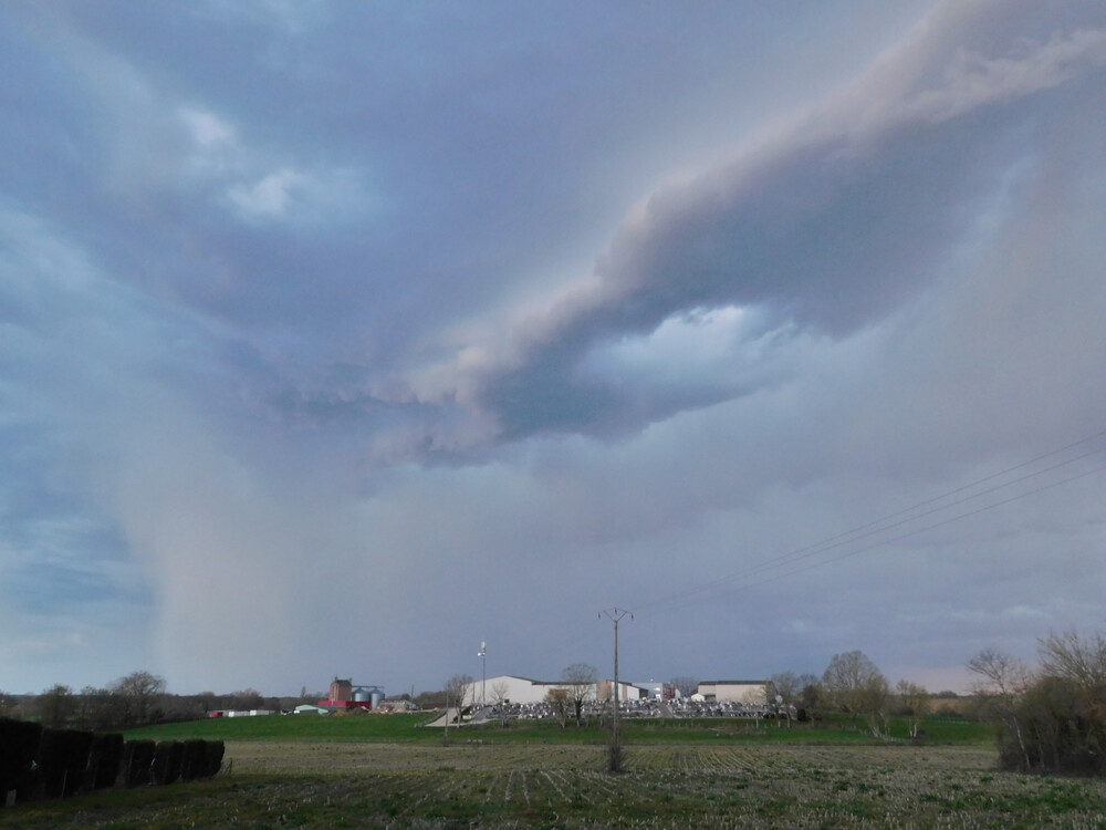 13mars_orage.thumb.JPG.33275e83acfe70c98acf59e70110c125.JPG