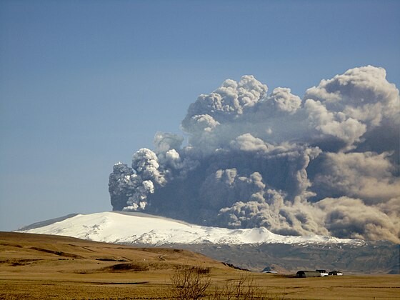 560px-Eyjafjallajokull-April-17.jpeg.44b79f583f2ae368e232919be613441c.jpeg