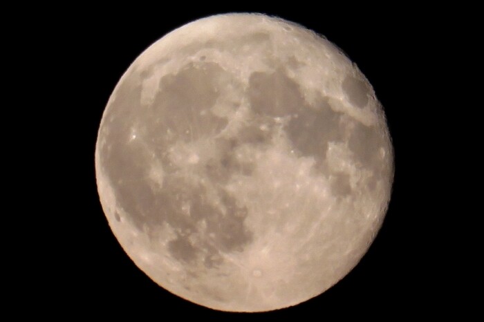 lune.jpg.48f99df66c236897fb85da19d0cb7a4c.jpg